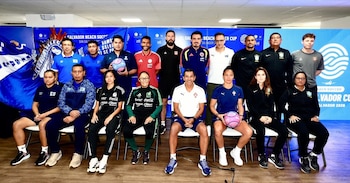 Entrenadores de las selecciones participantes en la Beach Soccer Cup San Salvador 2026 posan juntos previo al inicio del torneo (Foto cortesía Secretaría de Prensa).