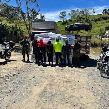 El operativo en Antioquia permitió incautar 25 toneladas de carne de vaca, cerdo y burro en descomposición que iban a ser distribuidas en tiendas y plazas de mercado - crédito Policía de Antioquia