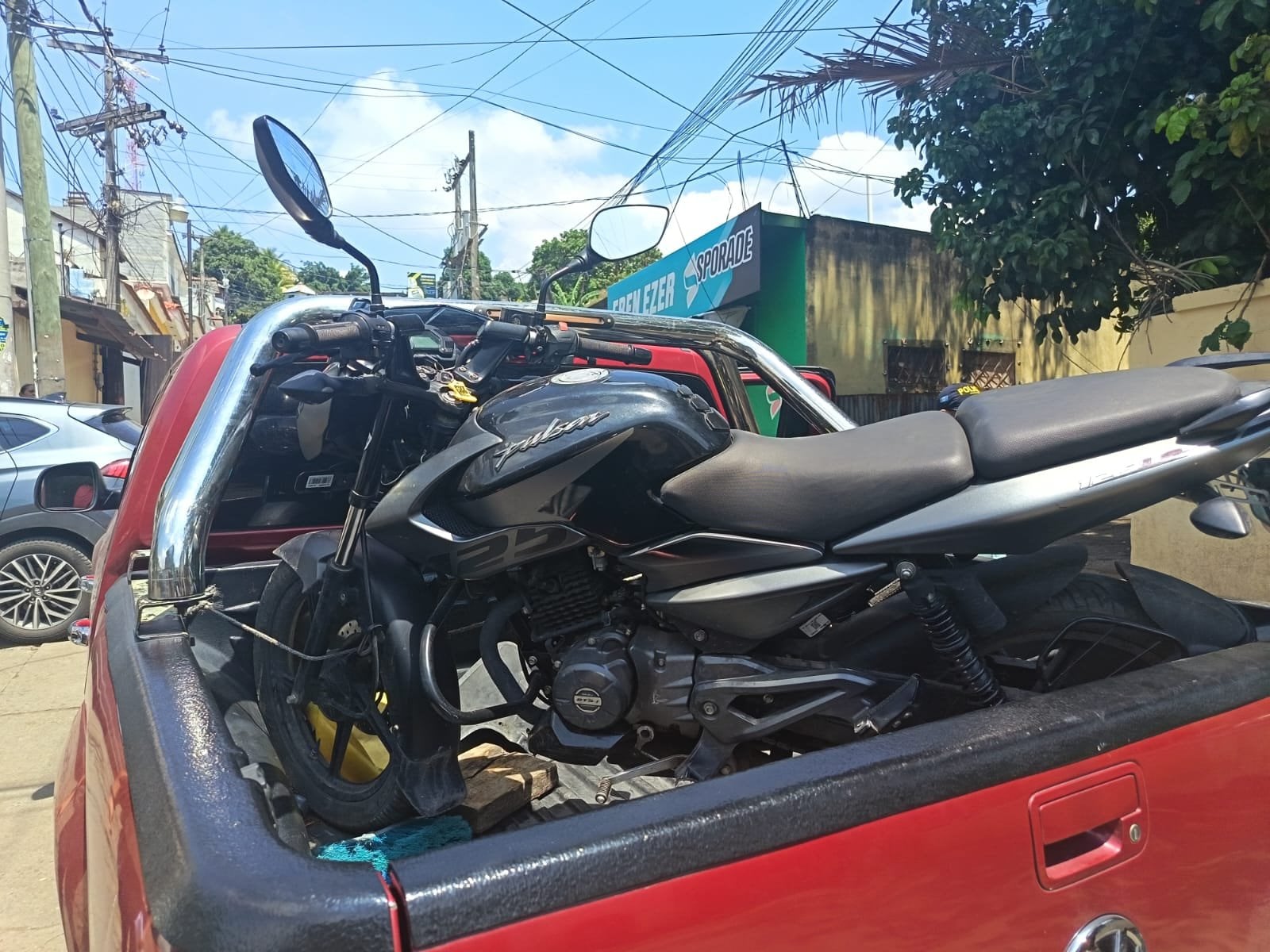 Los agentes policiales incautaron un teléfono móvil y una motocicleta Bajaj Pulsar 125, claves en la desaparición de la víctima. (PNC de Guatemala)