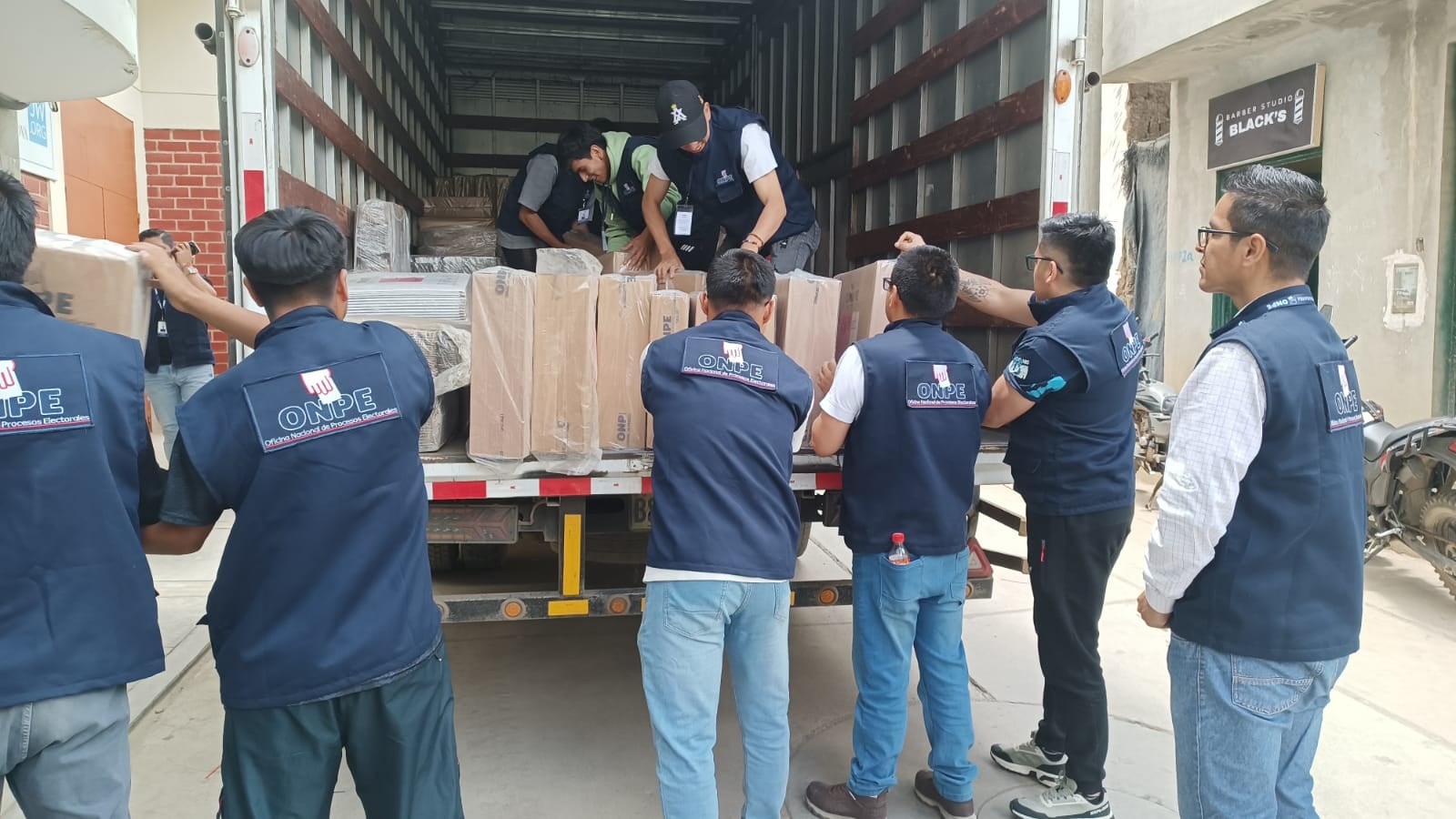 Personal de la Oficina Nacional de Procesos Electorales de Perú descarga paquetes con material de sufragio desde un camión. (Foto: ONPE)