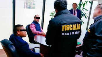 Detienen a 3 funcionarios de