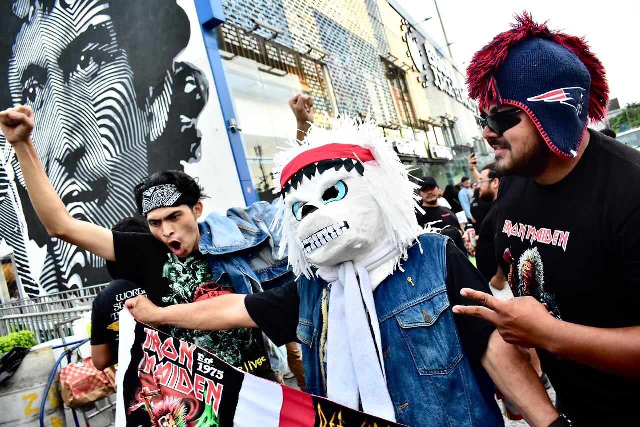 Cientos de seguidores de Iron Maiden se concentran en El Salvador antes del concierto del 5 de octubre (Foto Infobae Centroamérica / Emerson Del Cid)