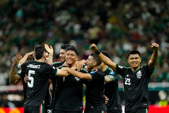 Jugadores de México celebran un gol de Luis Romo en el duelo entre México y Corea del Sur, en el estadio Akron en Guadalajara (México). EFE/ Francisco Guasco