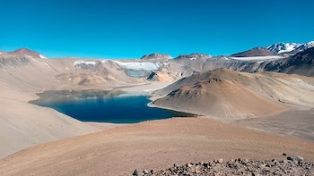 Guanacos, volcanes a 5.500 metros de altura y restos del Camino del Inca: así es la ruta hacia la laguna más elevada del mundo