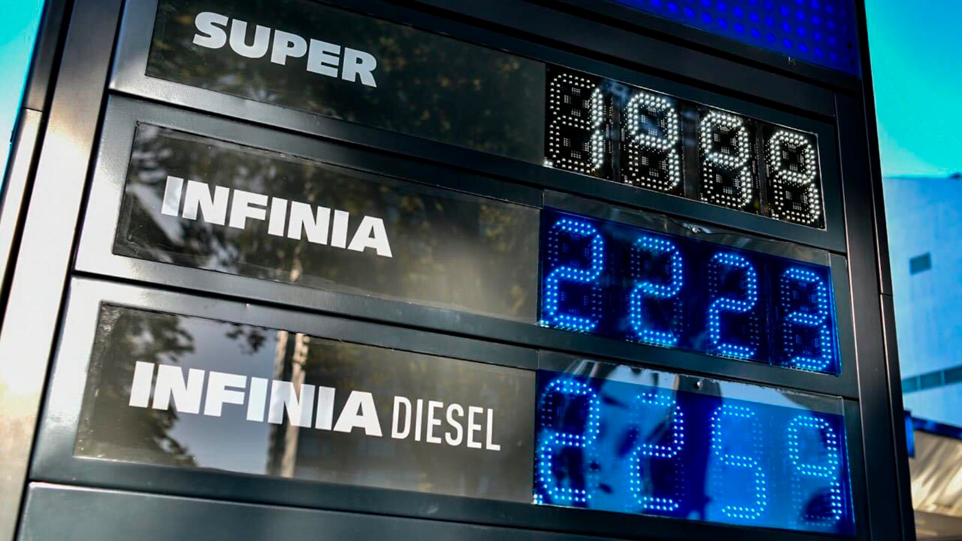 Un cartel digital exhibe los precios actualizados de los combustibles Super, Infinia y Diésel en una estación de servicio. (Adrián Escandar)
