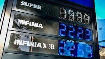 Panel digital de una gasolinera mostrando los precios de los combustibles Super, Infinia y Diésel con números LED blancos y azules