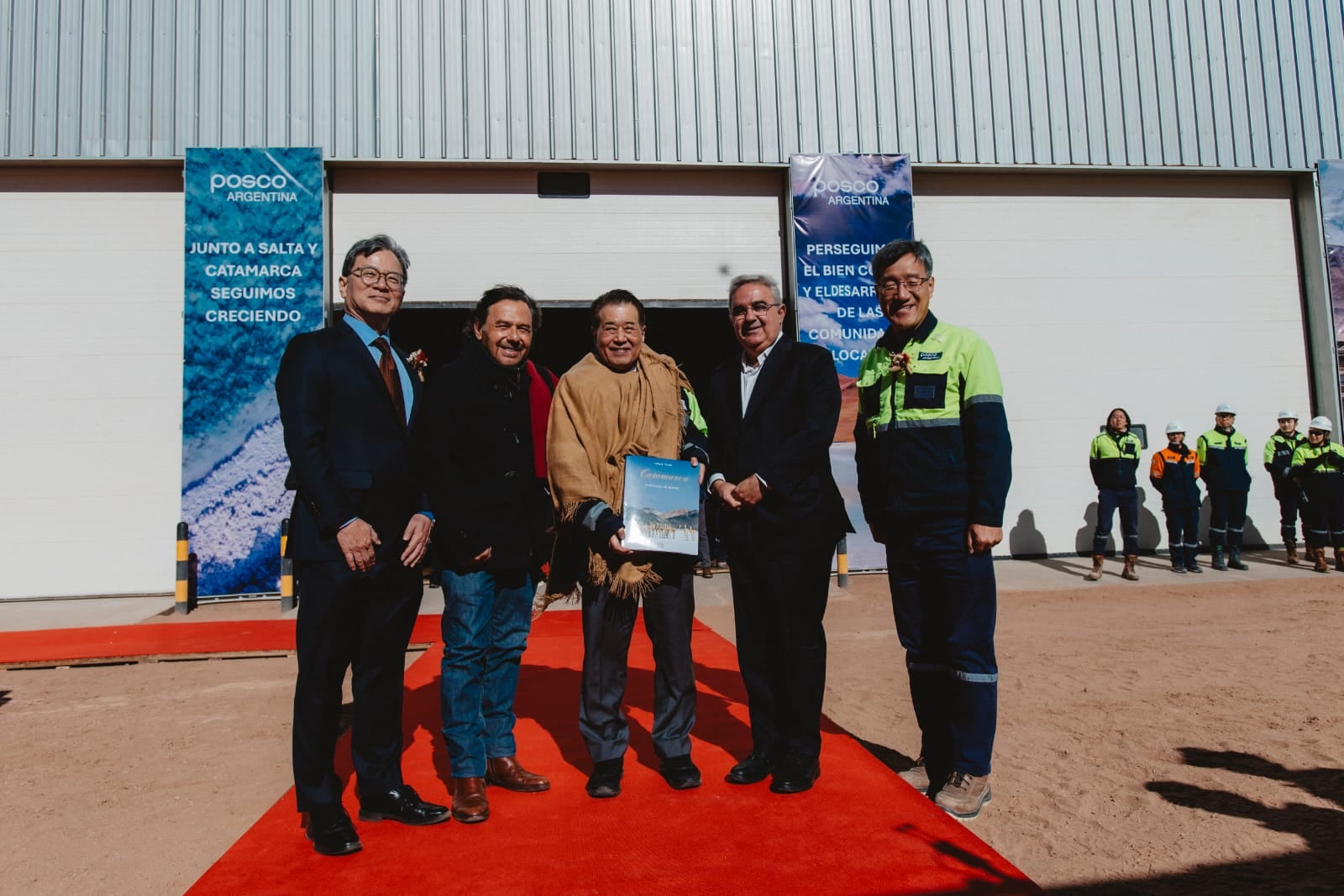 Representantes de la empresa Posco y autoridades provinciales participan en la inauguración de una planta productora de litio en el límite entre Salta y Catamarca.