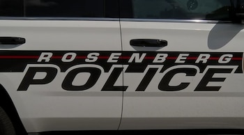 Costado de un vehículo policial de color blanco con las palabras Rosenberg Police en letras negras