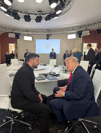 Donald Trump sugirió que Ucrania elija a un nuevo presidente para alcanzar un acuerdo de paz con Rusia. (EFE/ARCHIVO)