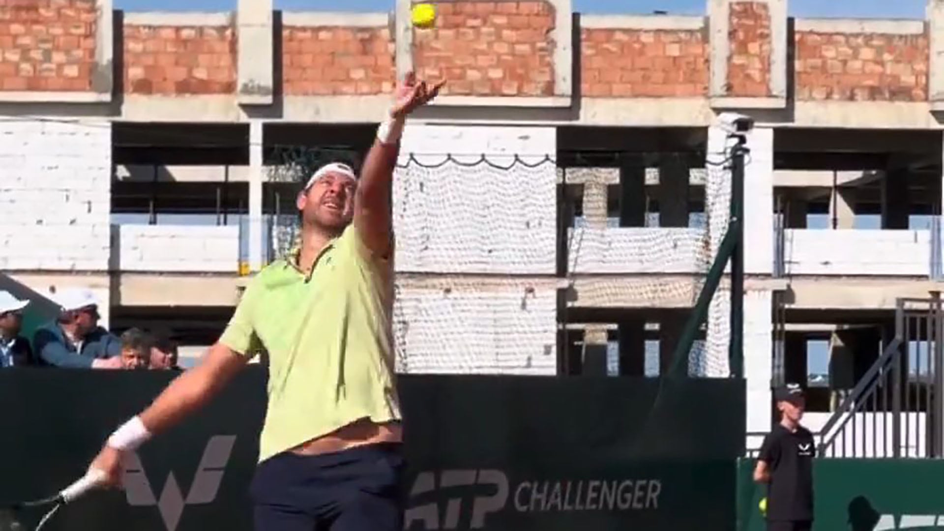Juan Martín del Potro realiza un saque durante su exhibición de tenis