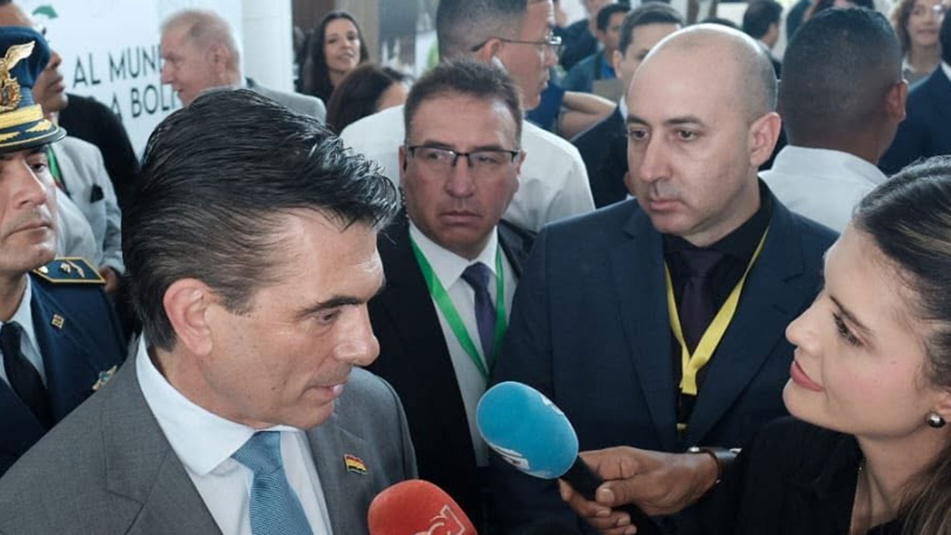 Fernando Cerimedo observa al presidente Rodrigo Paz durante una entrevista en Panamá en enero de 2026 (Archivo)