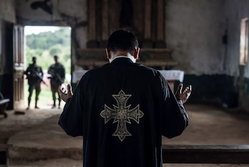 A posição dos sacerdotes tornou-se particularmente vulnerável, uma vez que estão expostos à pressão de grupos armados e às expectativas da comunidade.