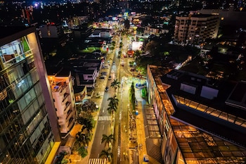 El Ministerio de Obras Públicas de El Salvador habilita parcialmente el bulevar Sergio Vieira de Mello como parte del Plan Nacional de Mitigación de inundaciones en la Zona Rosa. (Cortesía: Secretaría de Prensa)