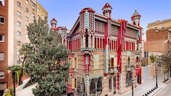 La increíble casa de Barcelona donde nació el legado de Gaudí: una joya modernista convertida en museo y la primera obra del artista