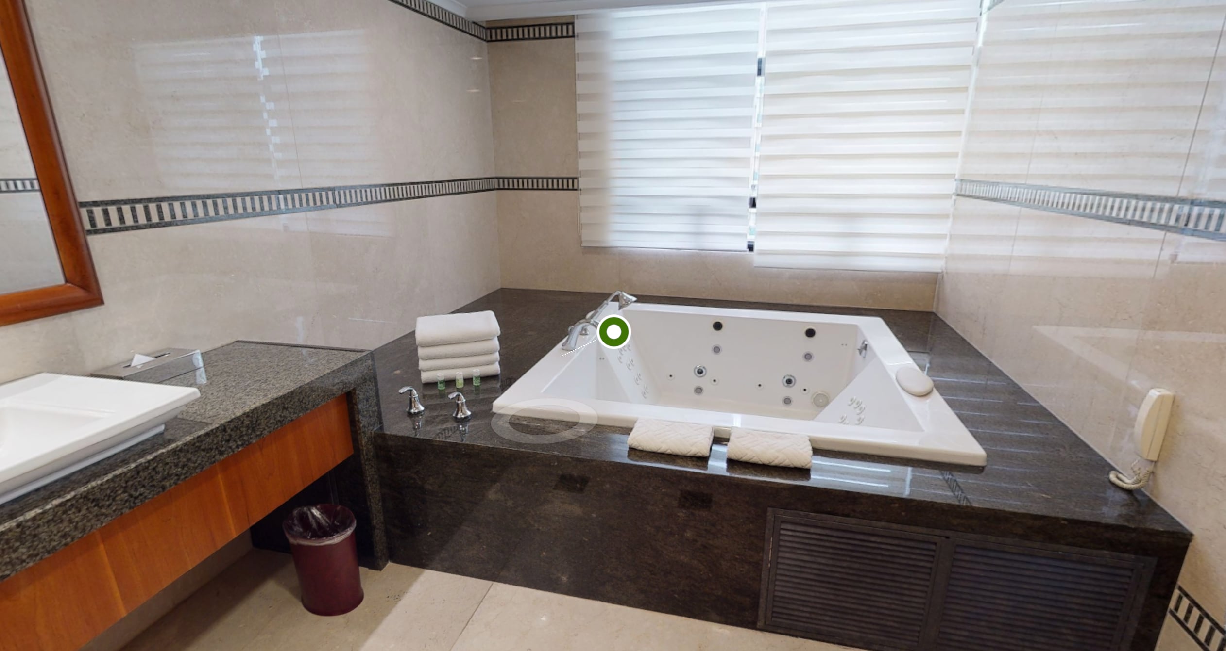 El jacuzzi de la habitación. (Hotel Oro Verde)