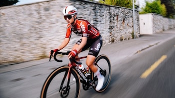 Pese a las bajas en su equipo, la mexicana Romina Hinojosa se mantiene en el Tour de Francia
