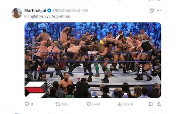 Ring de lucha libre con numerosos luchadores peleando y un árbitro. Fondo con público en un estadio. Es la imagen de un tuit que dice "El Inglaterra vs Argentina:"
