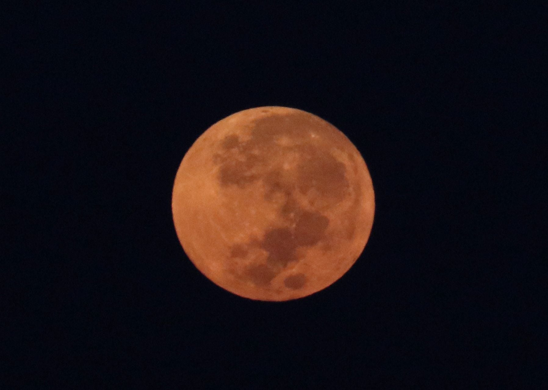 OCUILAN DE ARTEAGA, ESTADO DE MÉXICO, 20OCTUBRE2021. La luna llena adquiere un color naranja al acercarse al horizonte y ocultarse. La luna tiene ese color debido a atmosfera de la tierra la cual se vuelve más espesa en el horizonte, dispersando la luz azul, pero dejando pasar la luz roja. Esta luna es conocida como del cazador pues se cree que es el momento perfecto para la cacería, ya que los animales comienzan a ganar peso antes del invierno saliendo a buscar alimento en campos de cultivo recién vaciados en donde los cazadores pueden verlos fácilmente por la luz de la luna. La próxima luna llena será el 19 de noviembre. La imagen tomada esta mañana en San Pedro Tezontepec. FOTO: MARGARITO PÉREZ RETANA / CUARTOSCURO.COM