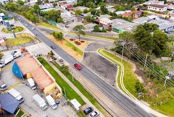 El Ministerio de Obras Públicas inaugura un nuevo acceso vial que conecta la carretera al puerto de La Libertad con Nuevo Cuscatlán, mejorando la movilidad en El Salvador. (Foto cortesía Ministerio de Obras Públicas)