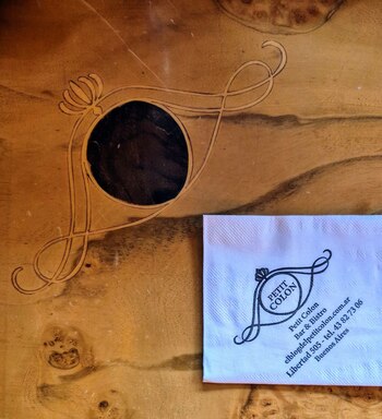 Las mesas tienen tapas marmoladas