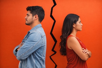 Hombre y mujer jóvenes, de perfil y espalda con espalda con los brazos cruzados, separados por una línea quebrada negra sobre un fondo naranja.