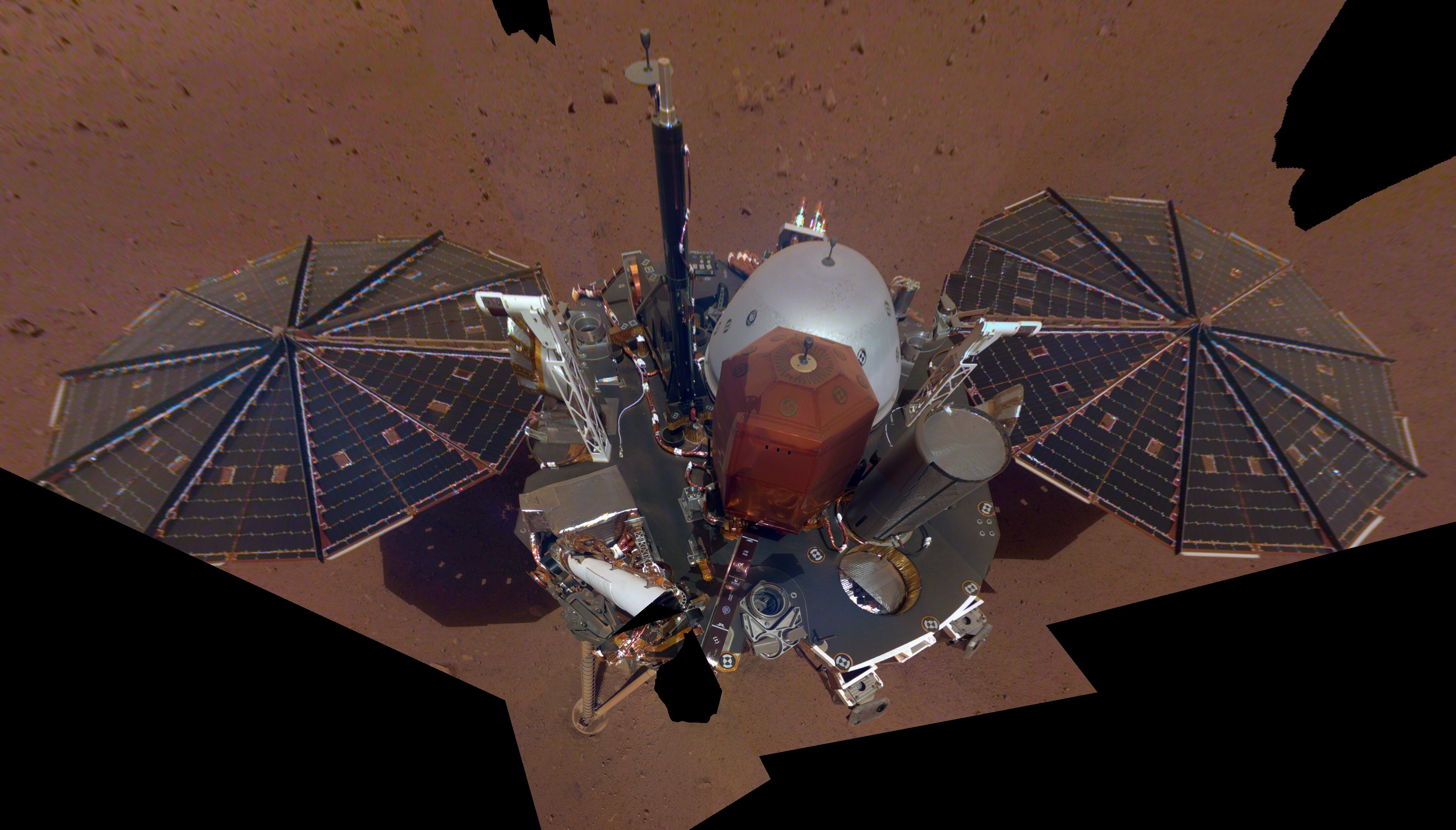 Imagen del primer selfie completo de la sonda Insight de la Nasa en Marte. La fotografía muestra los paneles solares y la cubierta del módulo de aterrizaje. En la parte superior de la cubierta se encuentran los instrumentos científicos, los sensores meteorológicos y la antena UHF. El se tomó el 6 de diciembre de 2018 (sol 10)