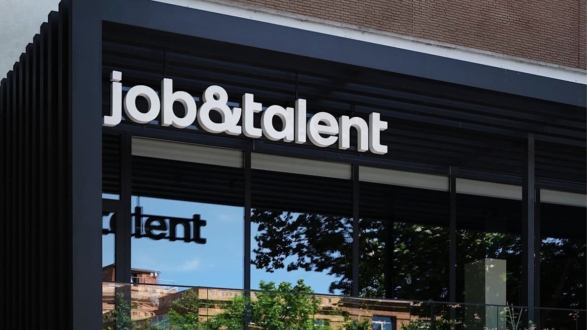 Imagen de archivo del logotipo de la empresa española Jobandtalent en la entrada de un local comercial (Jobandtalent)