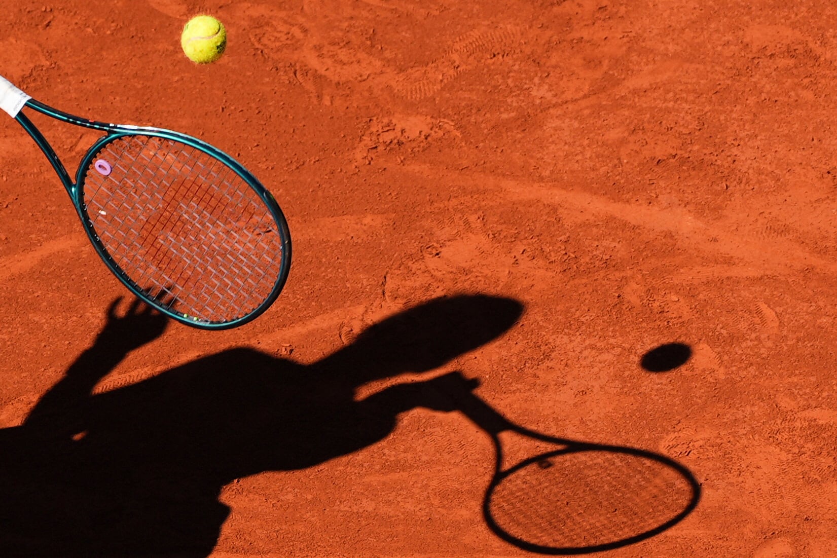 Continúa la guerra dentro del mundo del tenis. Los principales jugadores de la ATP y la WTA realizarán una protesta inédita este viernes en Roland Garros (AP Foto/Lindsey Wasson, Archivo)
