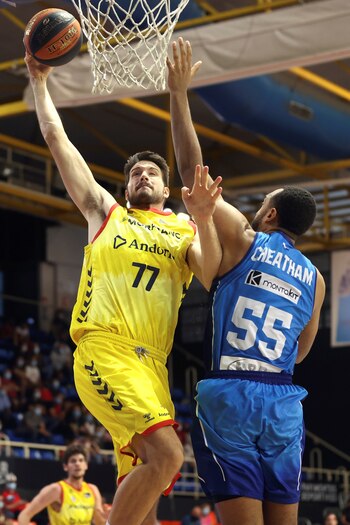 El ala-pívot estadounidense del Fuenlabrada Kwan Cheatham (d) trata de taponar al pívot Víctor Arteaga (i), del Andorra, durante un partido. EFE/Kiko Huesca