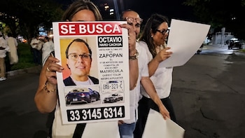 Familiares de empresarios desaparecidos protestan frente a Casa Jalisco y exigen su localización con vida