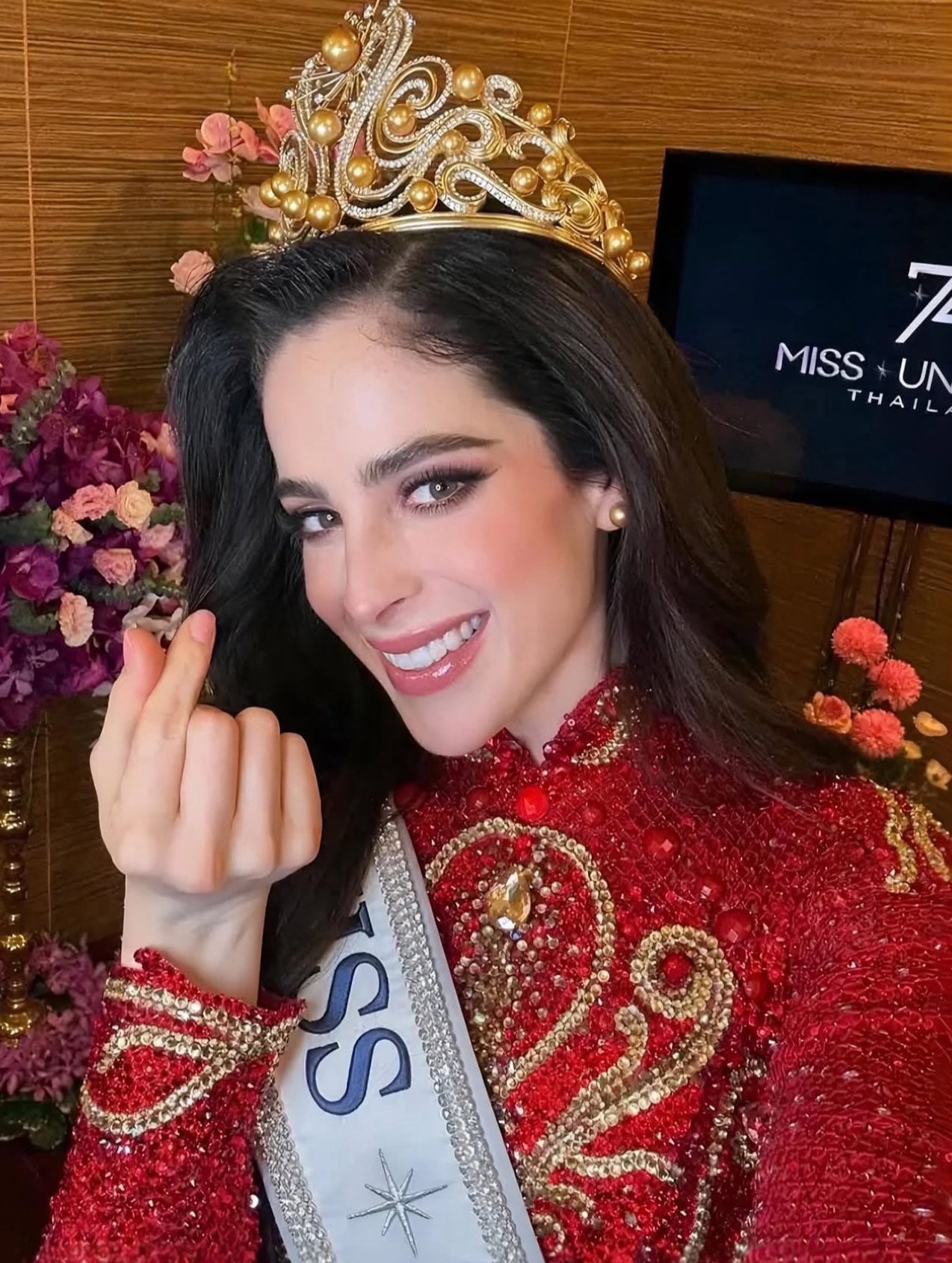 La Miss Universo mexicana compartió una foto en redes con la corona del certamen internacional. Foto: (@fatimaboschfdz/X)