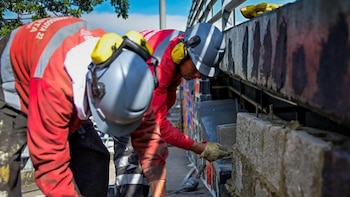 Entre los huecos del puente