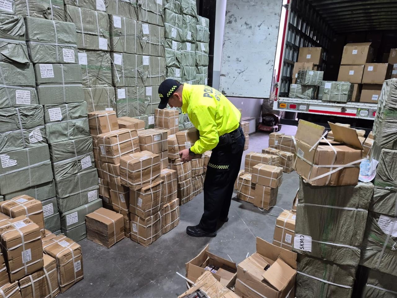 Expertos y autoridades lograron identificar y desmantelar puntos de distribución de autopartes ilegales en cuatro localidades clave de la capital colombiana - crédito Mebog