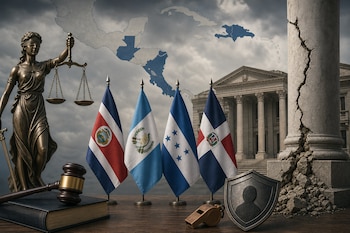 Una estatua de la justicia, un mazo, un silbato, un escudo y cuatro banderas sobre una mesa frente a un mapa y una columna agrietada.