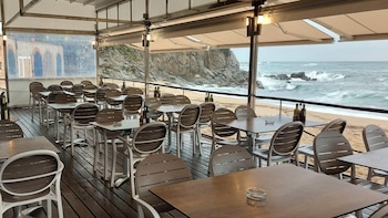 La terraza del restaurante Fiego, en la playa de Port-Pelegrí (Web del restaurante)