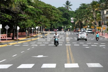 Teleféricos numerados em amarelo, verde, azul e vermelho