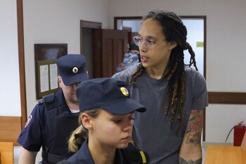 Brittney Griner, escoltada en una