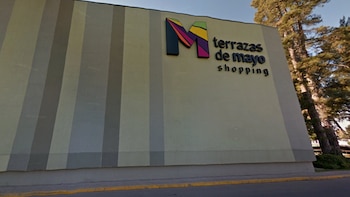 La tormenta derrumbó el techo de un shopping en Los Polvorines