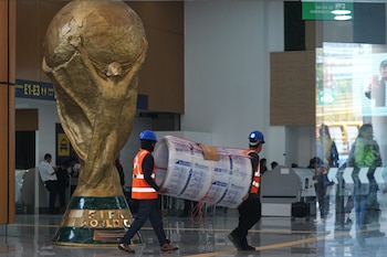 El Mundial de fútbol 2026 genera expectativas de gasto en los hogares colombianos que podrían destinar hasta $5 millones por la fiebre deportiva - crédito Fernando Llano/AP