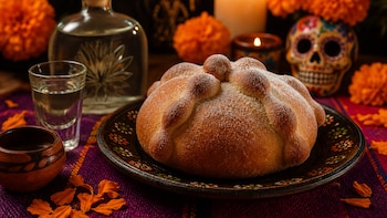 Pan de muerto con mezcal: la receta para darle un giro mexicano al clásico del Día de Muertos