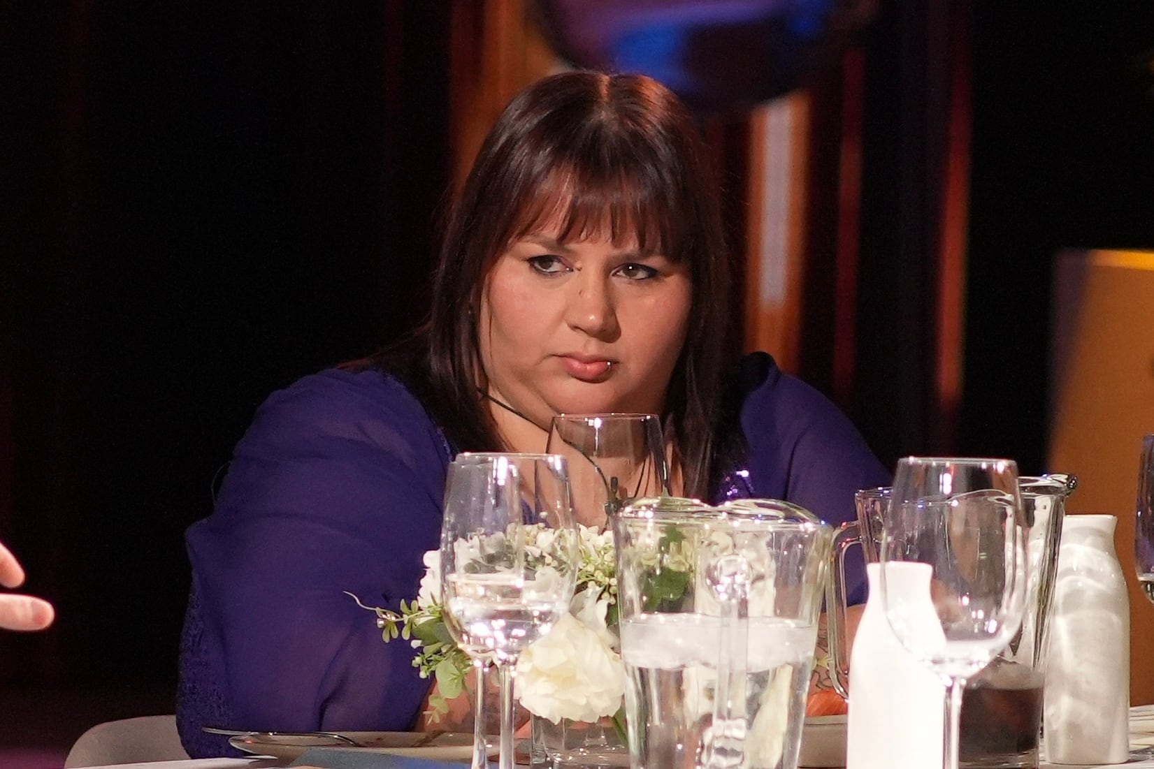 Yipio Pintos participa en la cena de nominados del programa de televisión Gran Hermano junto a una mesa servida.
