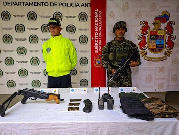 Entre los elementos hallados en la caleta figura un fusil junto con munición de diferentes características. - crédito @Ejercito_Div7/X