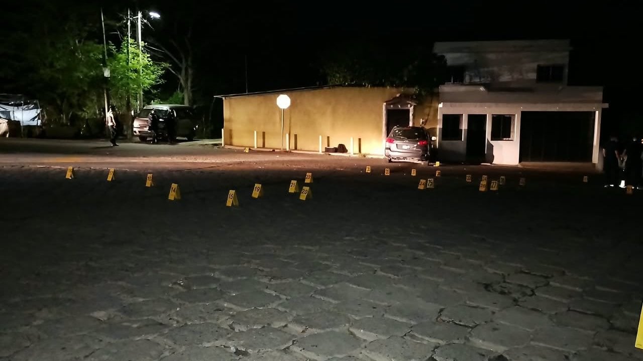 Personal del Ministerio Público recolectó 77 indicios balísticos en cuatro escenas del crimen procesadas en Huité. (Ministerio Público de Guatemala)