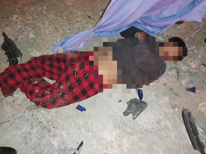 El piloto de la motocicleta murió al chocar contra la autopatrulla GUA-16265 durante la persecución en la ruta a Ciudad Quetzal. (PNC de Guatemala)