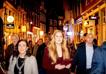 Amalia de Holanda vuelve a Ámsterdam tras su exilio (Grosby)