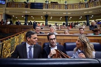 El jefe del Ejecutivo, Pedro Sánchez, conversa con los vicepresidentes, Carlos Cuerpo y Yolanda Díaz. (EFE/ Javier Lizon)