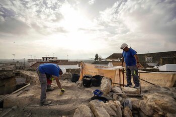 Dos operarios trabajan en las