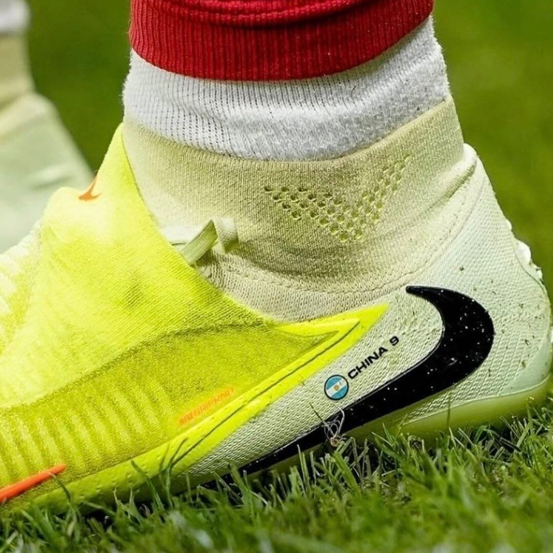 En medio de un carrete lleno de fotos de él en la cancha, destacó el grabado de su botín (Foto: Instagram)