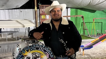 A la par de sus presentaciones y ensayos con la banda, el joven de 22 años laboraba en el taller de pirotecnia de San Pablo Zitlaltepec para generar ingresos complementarios.