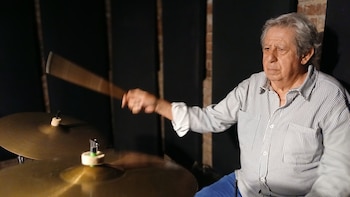 Los integrantes de los ensambles ensayan canciones del rock argentino como La balsa y El extraño del pelo largo.